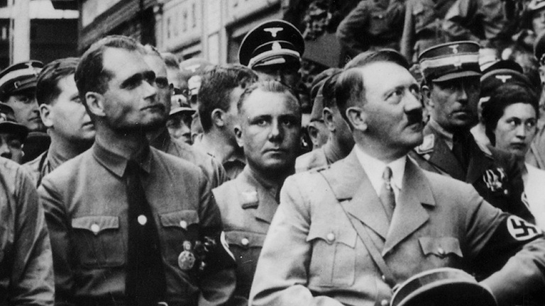 Egy ember, aki meghajlította és kiforgatta a történelmet. De nem volt egyedül…